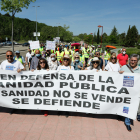 Participantes en la Marcha Blanca por la sanidad en Valladolid. J. M. LOSTAU