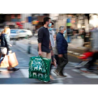 Un grupo de personas cargan en Valencia con sus bolsas tras realizar sus compras a días de celebrarse la Navidad. KAI FÖRSTERLING