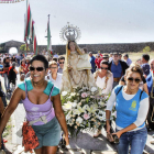 Las tallas de las vírgenes llegan al templo portadas por las mujeres de los pueblos de la comarca.