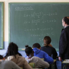 Clase de matemáticas en un aula de ESO del instituto Celestí Bellera, en Granollers.