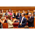 Luis Fuentes agradece el aplauso en las Cortes de Castilla y León después de ser elegido presidente de la cámara con los votos de PP y Cs. RUBÉN CACHO
