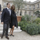 Sarkozy y Bruni durante un paseo por el Eliseo, la semana pasada.