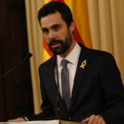 El presidente del Parlament, Roger Torrent, este lunes, anunciando la candidatura de Carles Puigdemont.