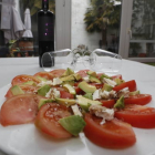 Ensalada de tomate y aguacate, una de las excelencias de la casa. RAMIRO
