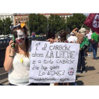 Una participante de la Marcha Blanca con una pancarta frente al Ministerio de Agricultura