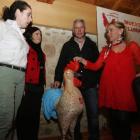 Carrasco, frente a la alcaldesa de La Vecilla, fue la encargada de presentar la muestra.