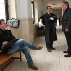 El jugador Santi Santos, el abogado José Prida y el representante de la Cultural Javier Barrioluengo.
