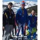 Los tres mejores clasificados posan en el podio.
