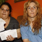 Elena y María Cruz Arce Jaular con los recibos que la propiedad dice que son falsos.