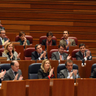 El grupo popular aplaude una intervención del presidente de la Junta.