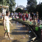 El estanque central del Cid se ha convertido en una zona de pesca para los pequeños.