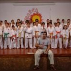 Parte de los alumnos de karate posan con su profesor en la foto de final de curso