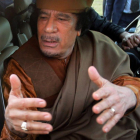 Muamar Gadafi, el pasado 10 de abril, en el complejo presidencial de Bab Al Azizia, en Trípoli.