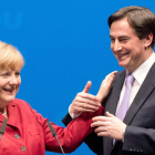 Merkel y el gobernador de la Baja Sajonia, David McAllister, ayer en Braunschweig.