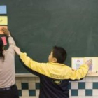 Imagen de archivo de unos niños aprendiendo inglés en un colegio .