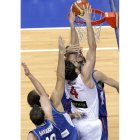 Pau Gasol encesta ante los jugadores de Serbia durante el partido del Europeo de Lituania.