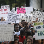 Manifestantes recorren el centro de Atlanta contra la brutalidad policial, este viernes.