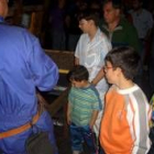 Un grupo de niños atienden con interés a las explicaciones de un minero