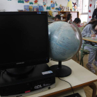 Ordenador y un mapa mundi en una escuela rural de la provincia de León.