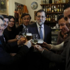 Mariano Rajoy, acompañado de varios diputados del PP, este jueves, celebrando la Navidad en un bar próximo al Congreso