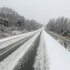 Una carretera de la provincia de León afectada por la nieve en la jornada de ayer.