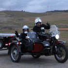 Dustan Cabañeros y Ricardo Pellitero, ayer a la salida desde Fáfilas rumbo al este de Europa.