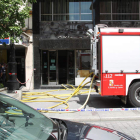 Un equipo de bomberos permenecerá hasta hoy en el edificio para evitar la reactivación del incendio.