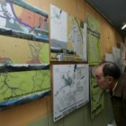 Un ciudadano examina unos planos durante la exposición inicial del PGOU el pasado mes de febrero