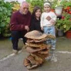 Urbano González, su sobrina y una amiga posan junto a la seta gigante