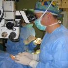 Imagen de archivo de una operación para trasplantar la córnea.