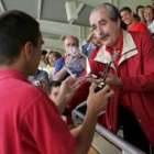 Manuel Orellana entrega al capitán del Sevilla su premio