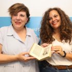 Belén Martín, concejala de Cultura, ayer con la alcaldesa de Bembibre, Silvia Cao, y el libro. L. DE LA MATA