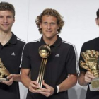 Thomas Müller, Diego Forlán y el portero español Iker Casillas posan con sus trofeos.