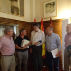 Juan Martínez Majo con los miembros de la asociación.