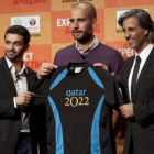 Guardiola, junto a los responsables de la candidatura qatarí.