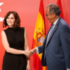 Isabel Díaz Ayuso con Enrique Ossorio ayer, tras ascenderlo en el Ejecutivo madrileño. ROBERTO CÁRDENAS