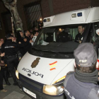 Un furgón policial traslada a José Bretón, anoche, tras casi cuatro horas de interrogatorio.