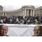 Una pancarta con las imágenes de Juan Pablo II y Juan XXIII, los dos canonizados en la ceremonia de ayer.