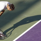 Roger Federer parece lamentarse tras perder un punto ante Thanasi Kokkinakis en el torneo de Miam