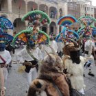 Los guirrios y parte del antruejo durante el desfile por las calles de Zamora.