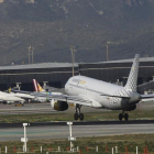 Un avión de Vueling, en el Aeropuerto Barcelona-El Prat.