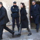 El abogado, Ana María Tejeiro y Diego Torres, en una imagen de archivo junto al juzgado.