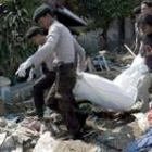 La policía retira el cuerpo de una víctima tras el terremoto del lunes