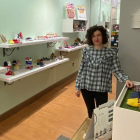Yésica Pérez, en su zapatería infantil. DL