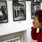 Una mujer observa una foto de la exposición sobre Maragatería