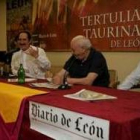 Manuel Molés, con Antonio Chenel «Antoñete» durante una de las tertulias taurinas de León