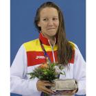 La española Marina Castro Atalaya posa en el podio tras haber conseguido la medalla de bronce en la prueba de 800 metros libres de natación.