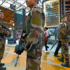 Soldados franceses vigilan la Gare du Nord de París, el pasado lunes.