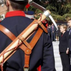 Merkel y Zapatero durante los honores militares ante La Moncloa.