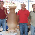 Miguel Ángel González, Tomás Gallego y el alfarero Santiago Gallego, junto al jarrón elaborado en la plaza